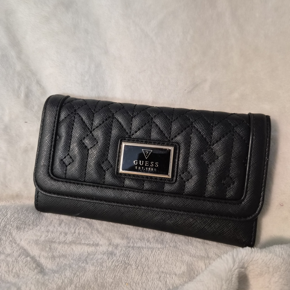 Guess Black Quilted Chevron Trifold Wallet Saffiano‎ Faux Leather Gold Hardware